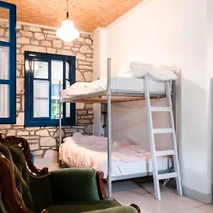 himara-hostel.albaniahotels.org/
